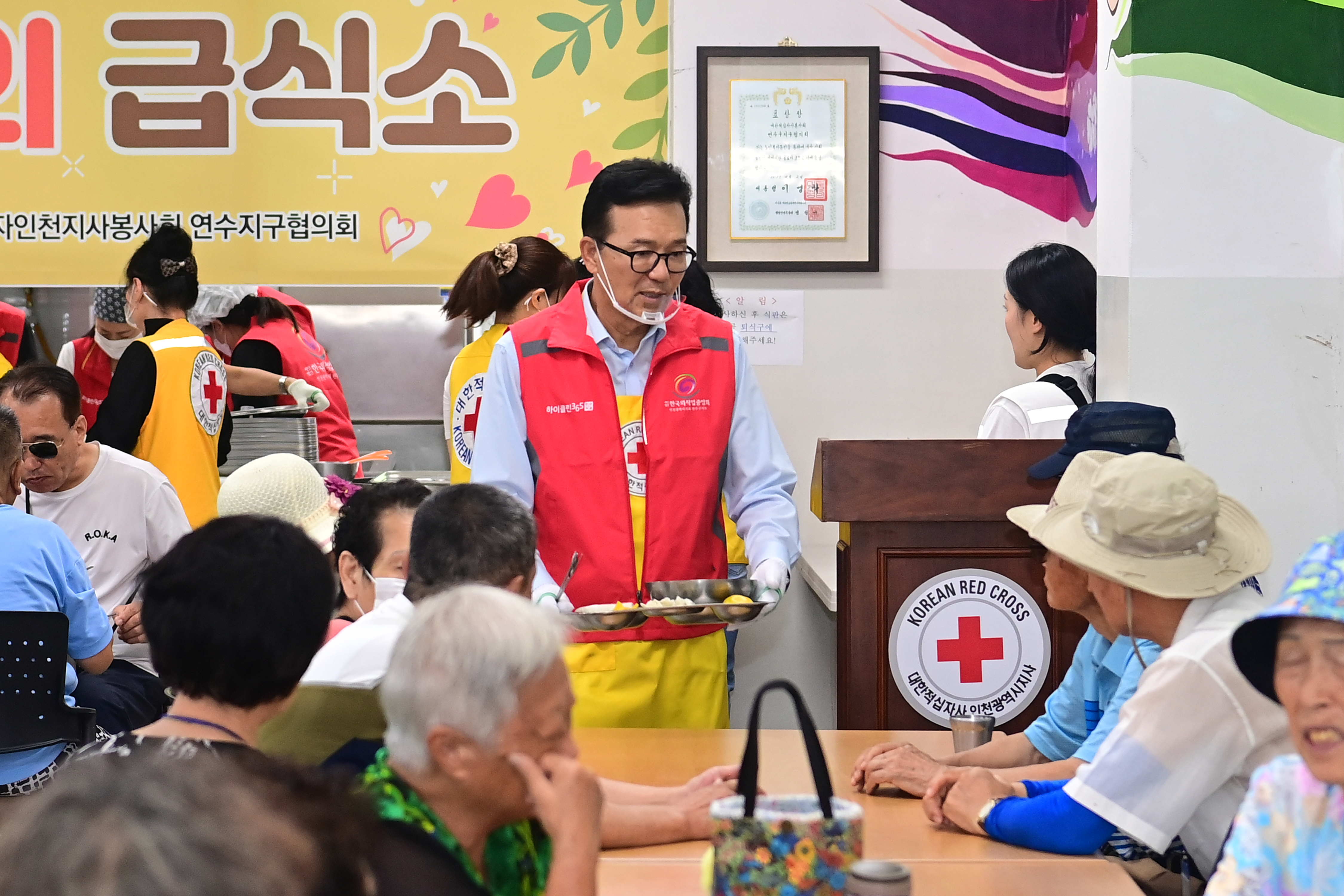 연수구는 지난 2일 한국외식업중앙회 인천시지회 연수구지부와 함께 대한적십자사 인천지사 사랑의 무료 급식소에서 사랑의 음식 나눔 DAY 행사를 진행했다